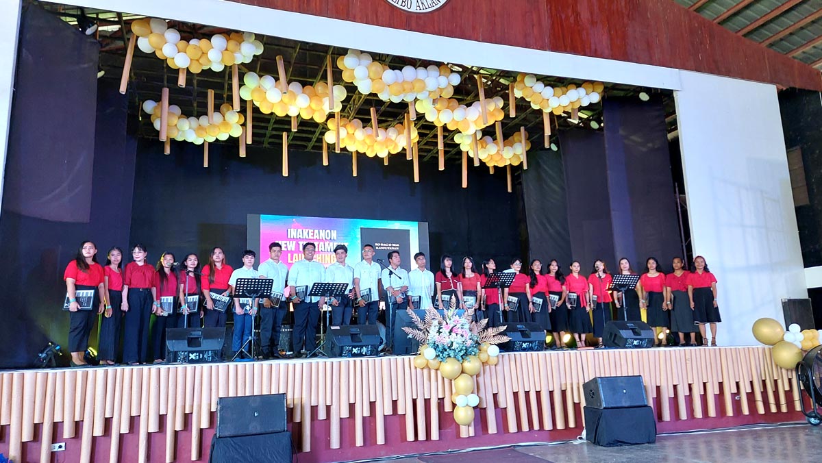 A church choir singing a hymn in Inakeanon